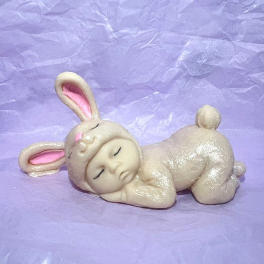 Фигурка из шоколадной глазури Младенец с ушками, 10 см